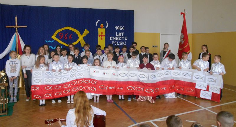 Jubileusz 1050- rocznicy Chrztu Polski w Szkole Podstawowej w Cholerzynie z filią w Mnikowie