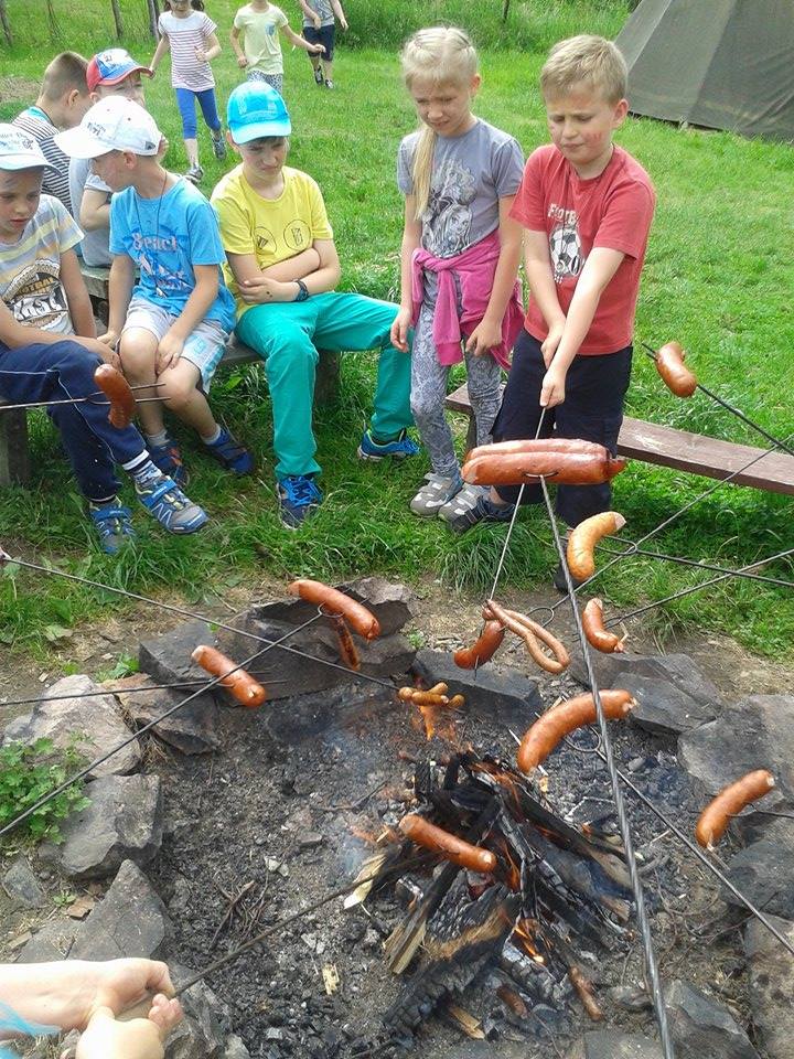 UCZNIOWIE SP nr 1 z Kaszowa  w WIOSCE INDIAŃSKIEJ