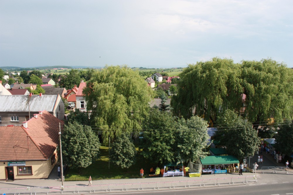 Na straganie w dzień targowy..... Toczą, oj toczą się rozmowy.