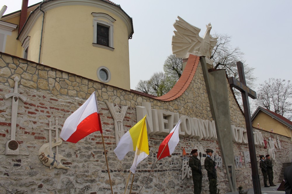 Odsłonięcie Pomnika Niezłomnym – Ojczyzna w 1050 rocznicę Chrztu Polski