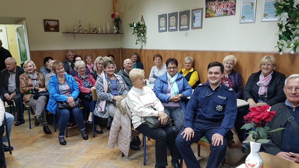 Policjanci z powiatu krakowskiego cały czas dbają o bezpieczeństwo seniorów