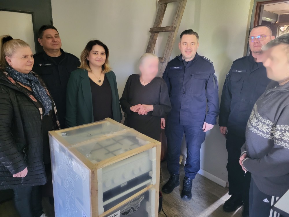 Wielkanocna akcja wsparcia dla ubogiej rodziny od policjantów z powiatu krakowskiego oraz Gminy Liszki