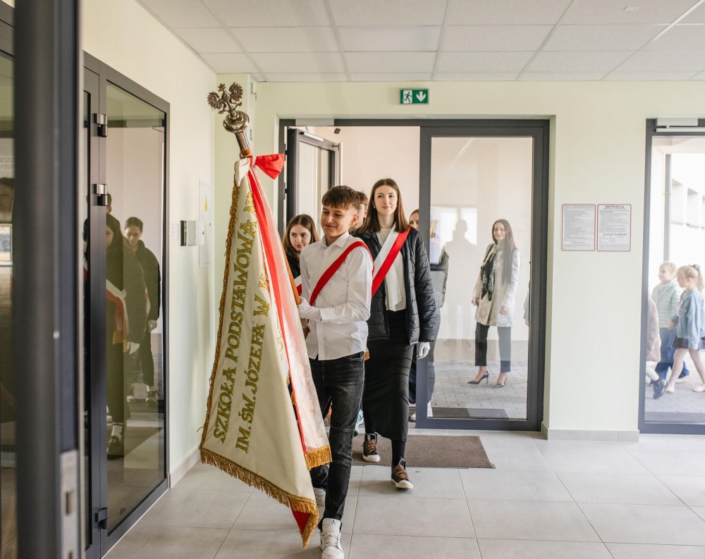 Uczniowie Szkoły Podstawowej nr 1 im. Świętego Józefa w Kaszowie już uczą się w nowym budynku szkoły